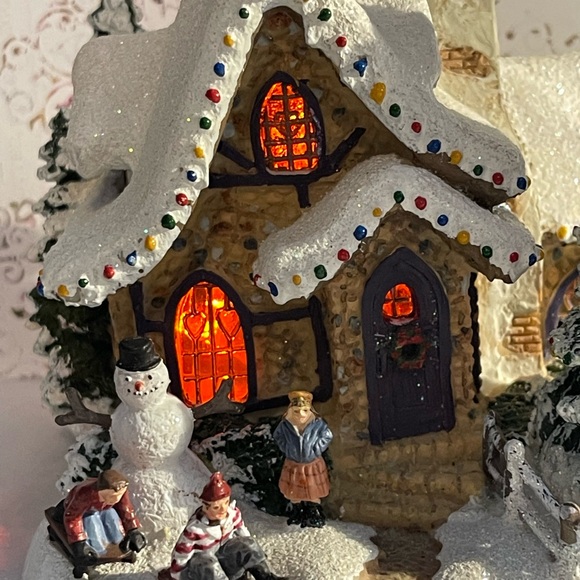 Thomas Kinkade Festive Holiday Village House -Lighted Sweet Heart Cottage III - Picture 2 of 13